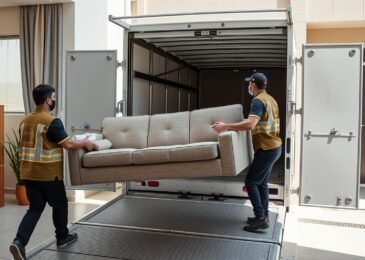 فريق نقل عفش الرميثية المحترف أثناء نقل الأثاث