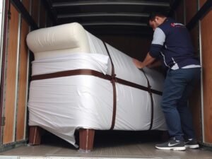 عملية تأمين وحماية الأثاث أثناء النقل في شركة نقل عفش اليرموك