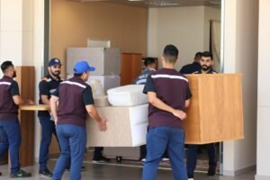 فريق عمال نقل عفش الرميثية المحترف أثناء العمل
