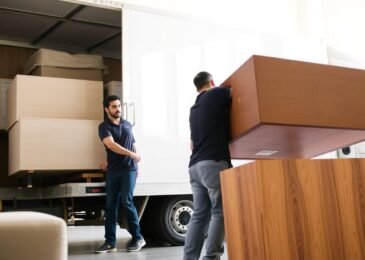 فريق نقل عفش اليرموك المحترف أثناء عملية نقل أثاث منزلي