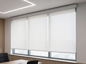 ستائر رول عصرية بعد تركيب ستاير متقن في مكتب حديث