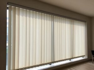 ستائر شرائح عمودية في شرفة بعد تركيب ستاير متخصص