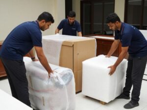 عمال نقل عفش صباح السالم يقومون بتغليف الأثاث بعناية قبل النقل