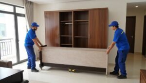 فريق متخصص في خدمة نقل داخل المنزل يقوم بنقل أثاث ثقيل